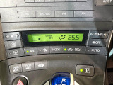 【オートエアコン】一度お好みの温度に設定すれば、車内の温度を検知し風量や温度を自動で調整。暑い&hellip;寒い&hellip;と何度もスイッチ操作をする必要はありません。快適な車内空間には必須の機能ですね♪