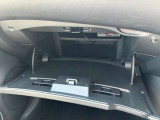 車検証なども収納できる大型のグローブボックスは、使い勝手もよく役立ちます!