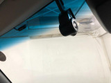 この車、ドラレコ付きで安心ですよ。送迎や通勤で使う方には特に喜ばれます。