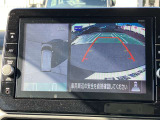 アラウンドビューモニター、駐車中の車を空から見下ろしているかのような映像で表示し、駐車をアシストします