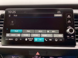HondaCONNECT対応の便利なナビディスプレー。お持ちのスマートフォンと連携して、ナビやBluetoothでの音楽再生が可能です。デザインはもちろん、操作性も良好です。