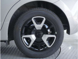 【ホイールキャップ】車に良く似合う純正ホイールキャップが装備されています。各種社外アルミホイールや、スタッドレスタイヤも取扱いしております。是非ご相談ください。