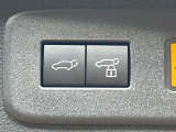 【パワーバックドア】スマートキーや運転席のボタンを押すだけでリアゲートが自動で開閉します!荷物を持っている時や、高い位置にあるバックドアを閉める際に便利な機能です♪