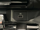 運転席前部にはUSBタイプAが装備されていますのでスマホ等の充電が可能です。