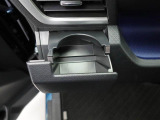 カップホルダーは運転席や助手席からちょうど手の届く位置です!!