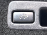 【パワーバックドア】スマートキーや運転席のボタンを押すだけでリアゲートが自動で開閉します!荷物を持っている時や、高い位置にあるバックドアを閉める際に便利な機能です♪