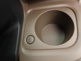 ホットドリンクをちょうどいい温度でキープしてくれる保温機能付きのホッとカップホルダー(前席)。ほっこり快適にドライブをサポート。
