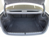 奥行きがあるトランクルーム。トランクスルー機能もしっかりと装備しています。