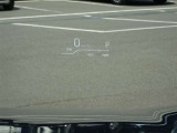 カラーヘッドアップディスプレイ付き。少ない視線移動で情報を確認できるので、運転の疲労軽減に繋がりますよ♪