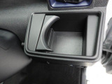 【カップホルダー】エアコン吹き出し口下部に設置されていますので使いやすさバッチリ!運転席から手の届くちょうどの位置です!
