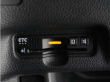 ◆路外逸脱抑制機能◆システムが車線(実線、破線)を検知し、ディスプレー表示とステアリング振動の警告で注意を促すとともに、車線内へ戻るようにステアリング操作を支援します。