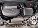 【BMWエンジン】革新的なガソリン・エンジン・テクノロジーによる高性能かつ高効率。レスポンスの良いパワーを発揮。常にスムーズな吸気を実現しアクセル開度にダイレクトに反応しドライビングを楽しく演出。
