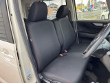 運転席まわりには十分なスペースがあり、大柄な方でもゆったり運転していただける環境です。