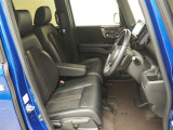 運転席も広々です。