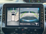 アラウンドビューモニターは4方のカメラで真上から車を見たようにモニターで確認ができます。周辺の安全確認、小さなお子様や障害物も目視で確認できるので駐車のしやすさだけでなく、事故防止にも役立ちます。