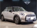MINIのフロントグリルのデザインはイギリスで生まれた当初から、シルバーのサイドバーが折り重なった伝統的なデザインで御座います。その伝統はBMWのお車になってからでも少しずつ形を変えて守られております