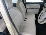 乗り心地の良いフロントシートです。足元も広々としており、長時間の運転も疲れにくいです。