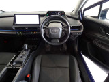革巻きステアリングで快適な操作性の運転席です。