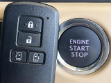 【スマートキー】カバンやポケットに入れたままでもドアの施錠・解錠が可能なスマートキーを装備。エンジンのオン・オフ時もカギを取り出す必要が無いからとっても便利です♪