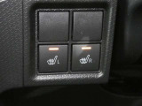 運転席と助手席には寒い時にうれしいシートヒーターが装備されてます。