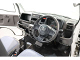 操作性に優れた運転席となります!小物入れや各ボタンの配置にこだわり、使いやすいです!座り心地もよく視認性も良好なのでロングドライブもお任せ下さい!