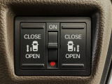 【両側パワースライドドア】両側がパワースライドドアになっており、運転席のスイッチやスマートキーでも開閉が可能です!開口部も広いので乗り降りも楽々♪