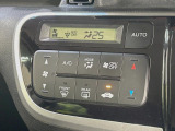 【オートエアコン】一度お好みの温度に設定すれば、車内の温度を検知し風量や温度を自動で調整。暑い&hellip;寒い&hellip;と何度もスイッチ操作をする必要はありません。快適な車内空間には必須の機能ですね♪