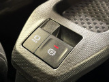 【電動パーキングブレーキ】パーキングブレーキは便利な電動式!ボタン一つで操作でき、アクセルを踏めば自動で解除されます♪レバーやペダルが無いので運転席廻りもすっきりしますね♪