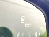 【ブラインドスポットインフォメーション】走行中、ドアミラーの死角になりやすい箇所に後続車が接近するとサイドミラー付近に警告を表示、ドライバーに注意喚起をしてくれます。