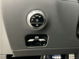 メモリー付きパワーシートが装備されている車両はシートの位置・ドアミラーの角度・ハンドルの位置を3名まで記憶出来ます。