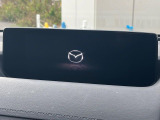 【マツダコネクトナビ】車内の雰囲気にマッチした一体型タイプのナビ。各種車輌設定やBluetooth再生等、様々な機能が楽しめます。直感的なダイヤル操作が可能で、使い勝手も良好です。