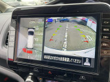 車を真上から見ているように、周囲の状況を把握しながら安心して駐車が行えるアラウンドビューモニター装備!
