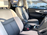 運転席まわりには十分なスペースがあり、大柄な方でもゆったり運転していただける環境です。