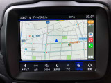 タッチスクリーンをタップするかスワイプするだけですべての機能を呼び出せます。Apple CarPlayおよびAndroid Autoに対応しスマートフォンとのシームレスな 連携も実現。さらに、USBポートを標準装備しています。