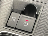 【電動パーキングブレーキ】パーキングブレーキは便利な電動式!ボタン一つで操作でき、アクセルを踏めば自動で解除されます♪レバーやペダルが無いので運転席廻りもすっきりしますね♪