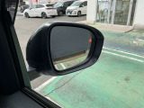 ミラーについたランプで車線変更や前向き駐車の出庫時にサポートしてくれます。