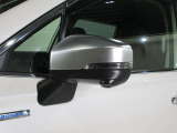 左ドアミラー下部に内蔵のカメラで車両左前方を確認できます!