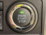 電子カードキーを携帯していれば、ボタンを押すだけでエンジンの始動がスマートに行えます。