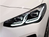 【LEDヘッドライト】先進のLEDテクノロジーを採用。放射される白色光の周波特性は太陽光に近く、バイキセノン・ヘッドライトを上回るコントラストで更に明るく輝きます!