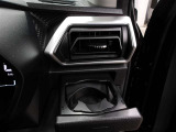 運転席のカップホルダーはエアコンの吹き出し口の前にありますので冷やしたり温めたり出来ます☆