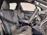 【コックピットシート】BMW車の主役席。車体中央にくる様に配置し車両重心とが一致する事でドライバーと車との一体感あるドライビングを実現。人間工学に基づき形成した形状が長時間のドライブ疲労も軽減します!