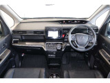 操作性に優れた運転席となります!小物入れや各ボタンの配置にこだわり、使いやすいです!座り心地もよく視認性も良好なのでロングドライブもお任せ下さい!