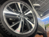 【純正18インチアルミホイール】外観にマッチした純正アルミホイールを装着しております。各種社外アルミホイールや、スタッドレスタイヤも取扱いしております。是非ご相談ください♪