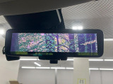 【インテリジェントルームミラー】後席の大きな荷物や同乗者で後方が確認しづらい時でも安心!カメラが撮影した車両後方の映像をルームミラー内に表示。クリアな視界で状況の確認が可能です!