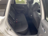 足元ゆったりの後部座席!大人二人が並んで座っても広々空間でドライブをお楽しみいただけます☆