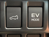 【パワーバックドア】スマートキーや運転席のボタンを押すだけでリアゲートが自動で開閉します!荷物を持っている時や、高い位置にあるバックドアを閉める際に便利な機能です♪