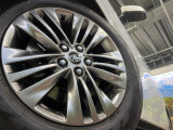 【純正18インチアルミホイール】外観にマッチした純正アルミホイールを装着しております。各種社外アルミホイールや、スタッドレスタイヤも取扱いしております。是非ご相談ください♪