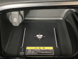 センターコンソールにはワイヤレス充電器を装備してます。Qi(チー)規格対応のスマートフォンなどを置くだけでワイヤレスで充電可能です。またスマートフォンの充電可能なUSB端子なども別途装備しています。