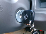 リモコンキー付き車です。通常の車の鍵にドア用のリモコンがついているタイプです。 鍵についているボタンを押せばドアロック・アンロックができます。