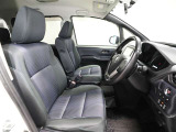 ゆったり室内で運転もしやすいです♪使い勝手の良い配置も考えられています!!